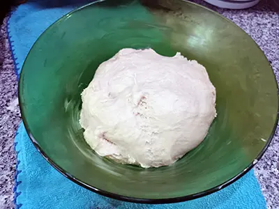 Massa do pão de leite pronta para fazer a 1.ª levedação