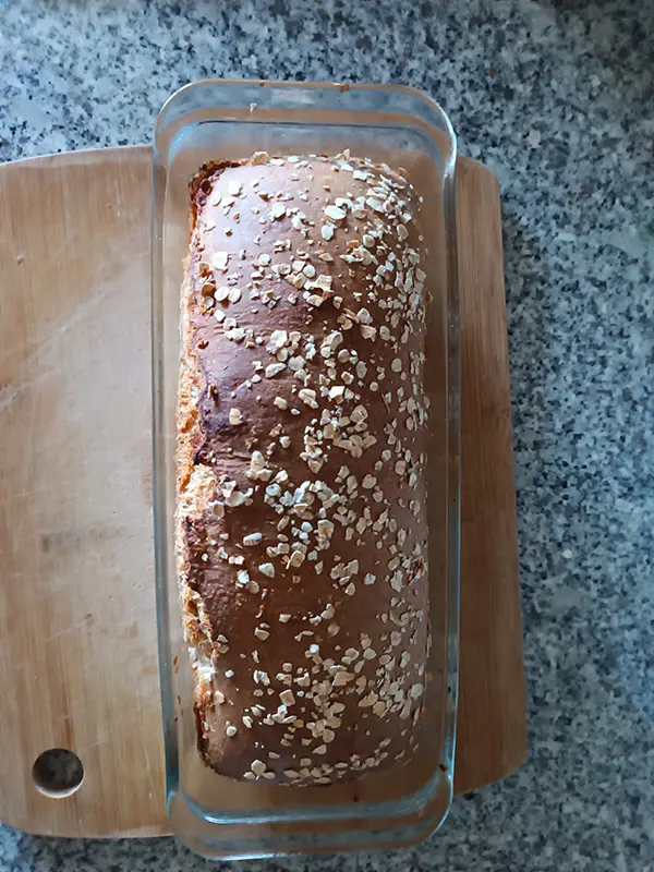 pão de forma com massa mãe de centeio na forma de bolo inglês