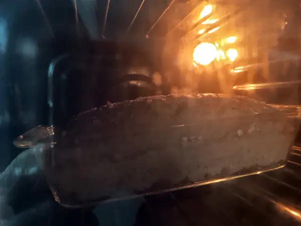 pão de forma com massa mãe a cozer no forno em casa