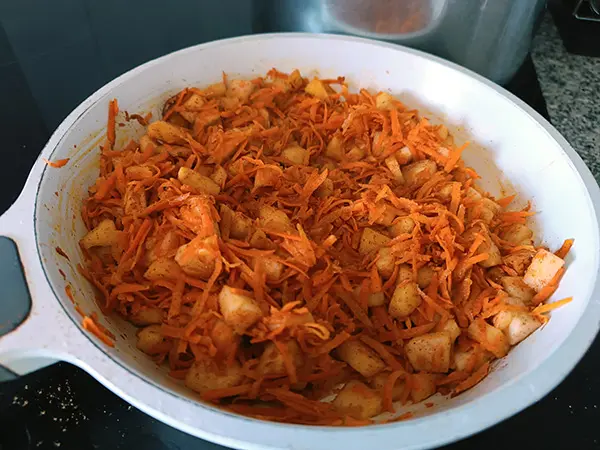 cenoura raspada, maçã aos cubos e canela na frigideira