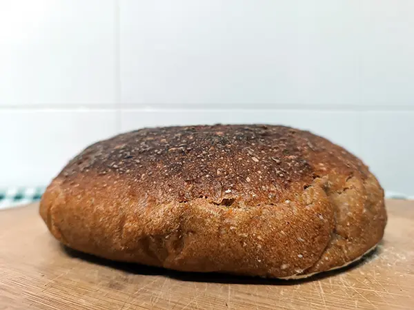 pão rústico de cenoura, maçã e canela cozido